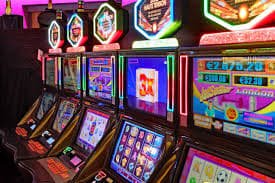 Antarmuka aplikasi mobile qq888 menampilkan daftar permainan slot dan pasar sportsbook